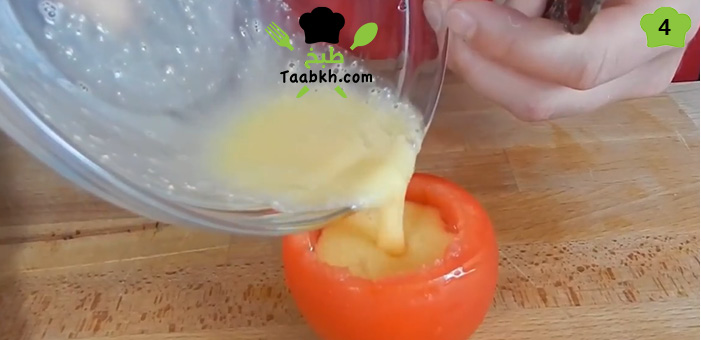 افراغ البيض داخل الطماطم