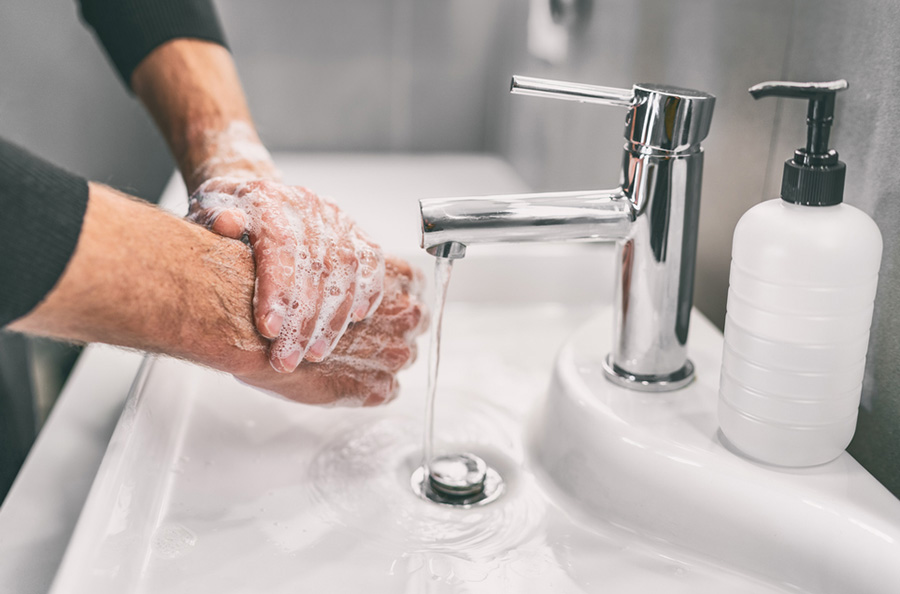 تجنب فيروس كورونا قبل دخول المنزل