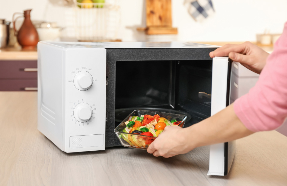 خطورة إعادة تسخين بعض أنواع الأطعمة