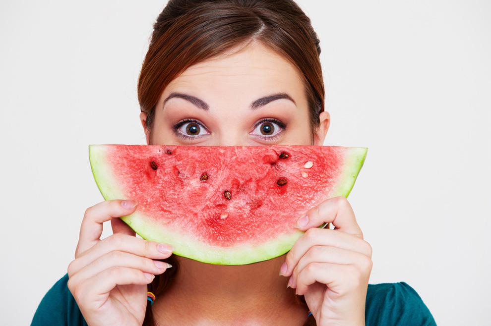 أهم فوائد البطيخ الصحية للنساء