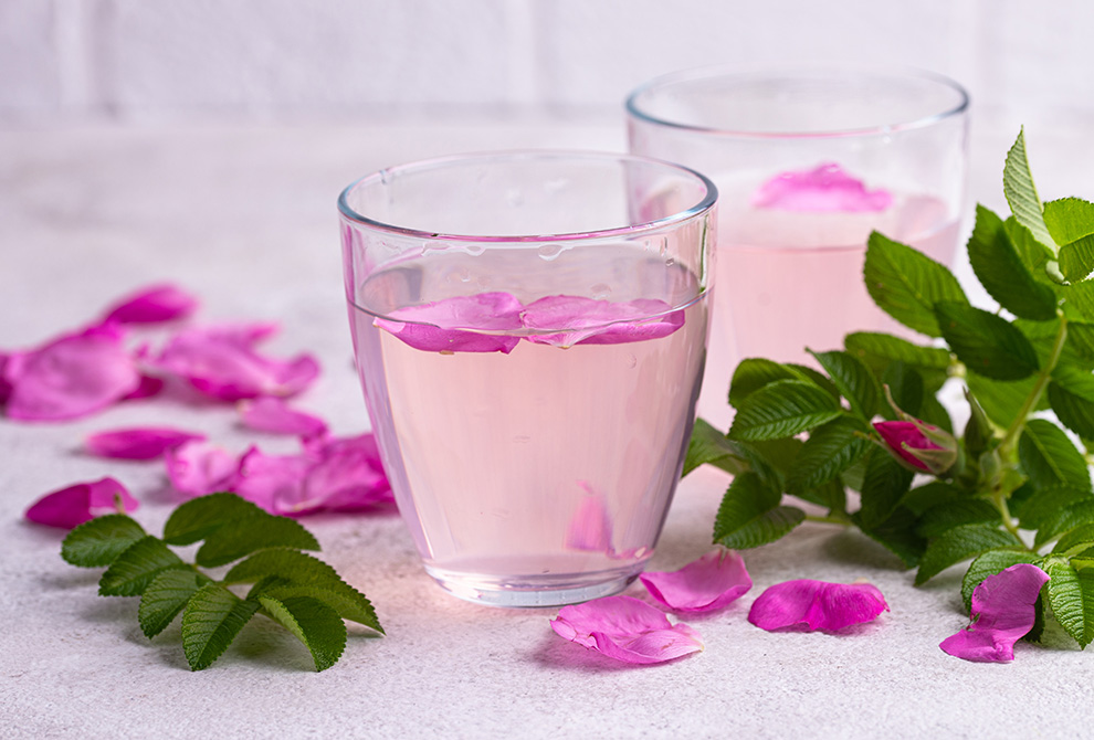 فوائد شرب ماء الورد مع الماء