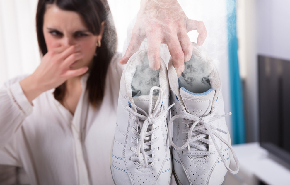 طرق التخلص من رائحة الأحذية الكريهة