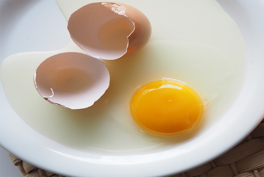 فوائد تناول البيض النيء