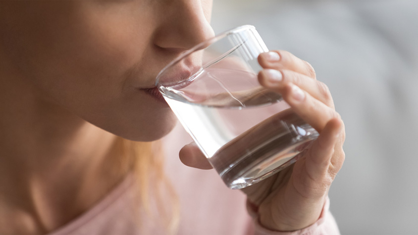 أهمية شرب الماء في الصباح