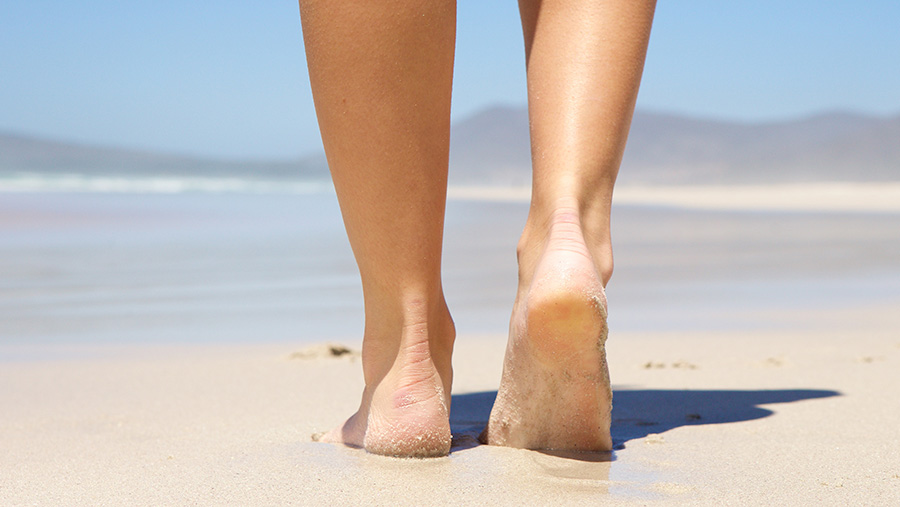 فوائد المشي حافي القدمين