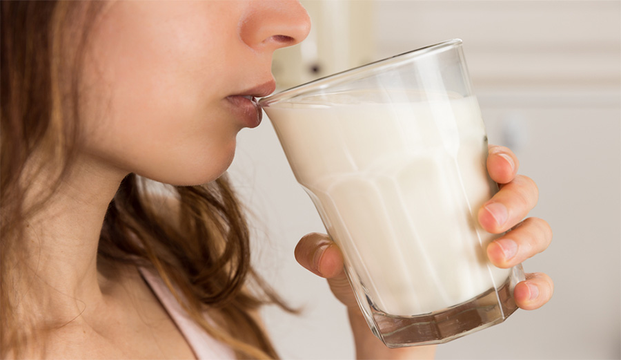 فوائد شرب الحليب قبل النوم