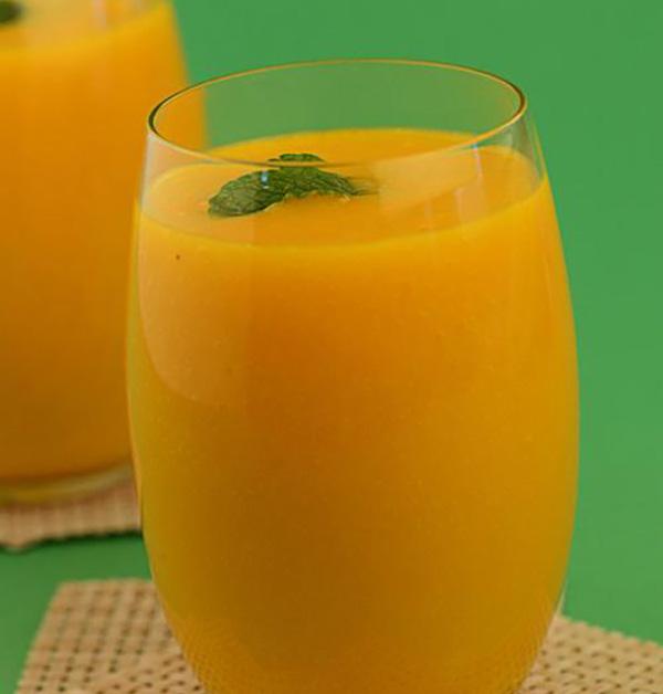 عصير المانجو والبرتقال
