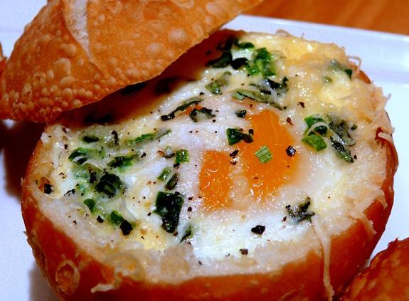 ساندوتش خبز كايزر مع البيض بالفرن