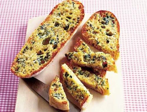 خبز الثوم المحمص بالريحان في الفرن