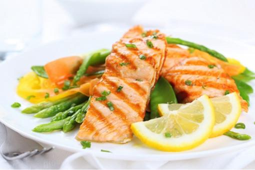 سمك السلمون المشوي مع الليمون	