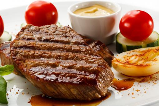 ستيك اللحم بصلصة الخل والثوم