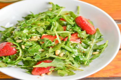 سلطة أندلسية بالفراولة