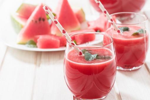 سموثي البطيخ والتوت