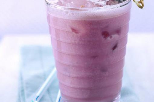 مخفوق التوت مع البرتقال