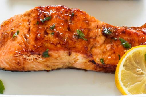 سمك السلمون المشوي بالعسل