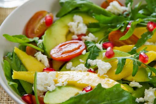 سلطة الأفوكادو مع الجبنة والمانجو
