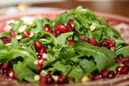 سلطة الجرجير مع دبس الرمان