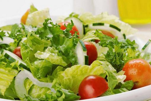 سلطة خضراء مع الجرجير