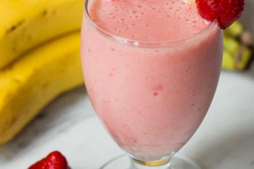 عصير الموز والفراولة