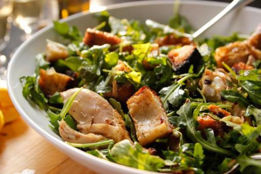 سلطة الدجاج بالجرجير