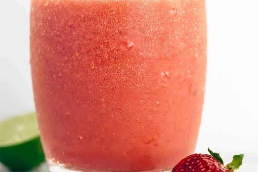 عصير البطيخ الأحمر والفراولة