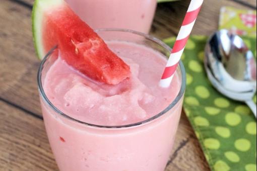 شراب البطيخ الأحمر بالحليب