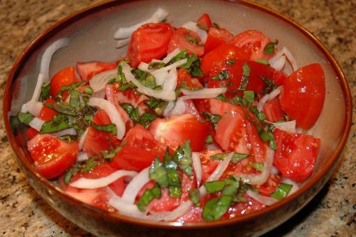 سلطة الطماطم والبصل