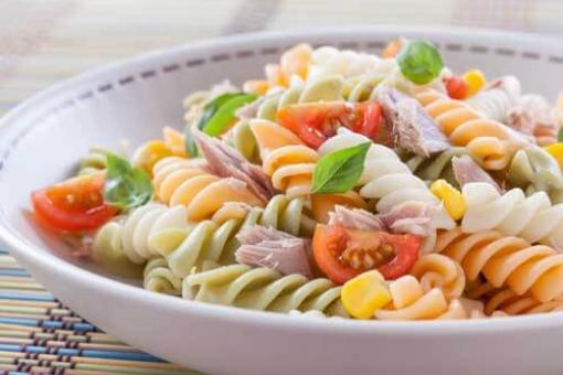سلطة المكرونة الملونة بالتونة