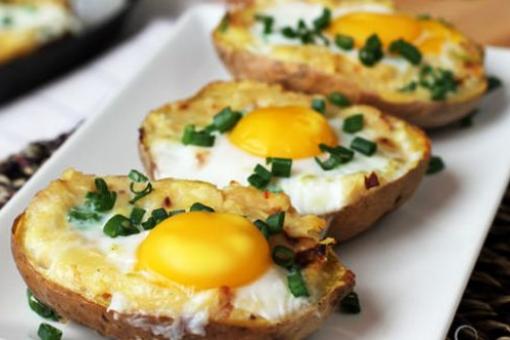 البطاطس المشوية مع البيض المقلي