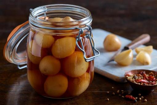 البصل القارومة صغير الحجم المخلل في المنزل