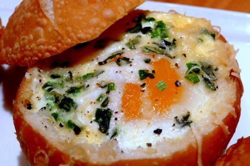 ساندوتش خبز كايزر مع البيض بالفرن