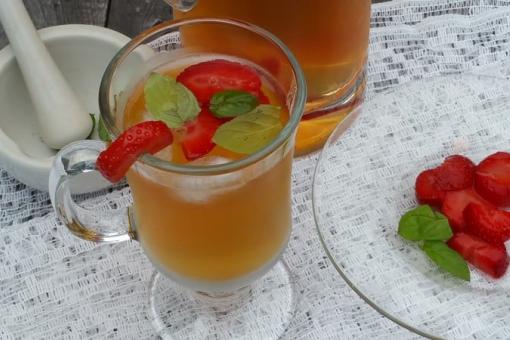 الشاي مع الفراولة والنعناع
