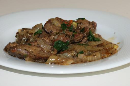 كبدة الدجاج مع البصل