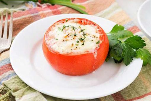 الطماطم المخبوزة مع البيض في الفرن