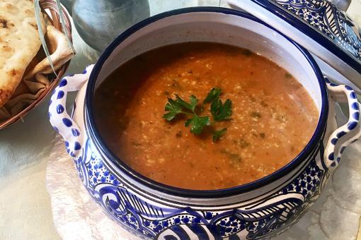 شوربة فريكة مع صلصة طماطم حارة