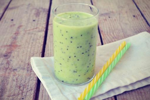 سموثي الكيوي بالعسل والزبادي