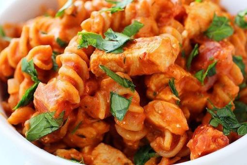 المعكرونة بالصلصة الحمراء والدجاج