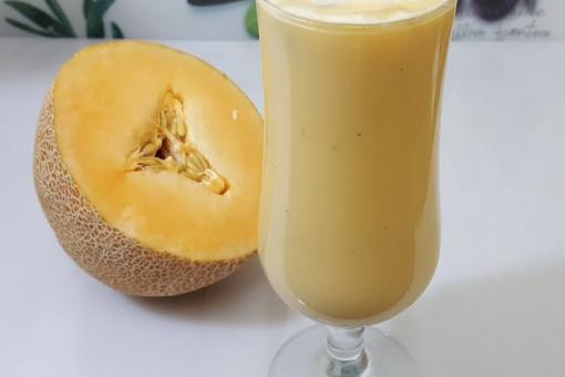 عصير البطيخ الأصفر بالحليب