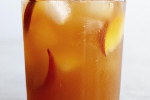 الشاي الأخضر البارد بالخوخ