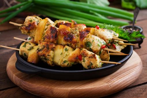 شيش الدجاج مع قطع التفاح