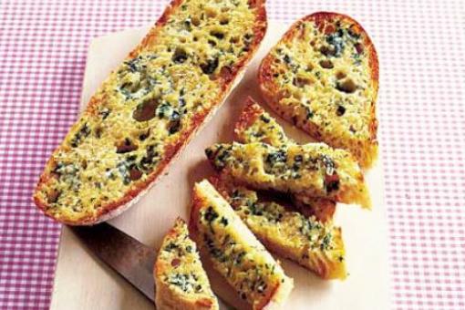 خبز الثوم المحمص بالريحان في الفرن