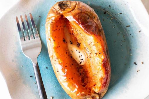 البطاطا الحلوة مشوية بالزبدة