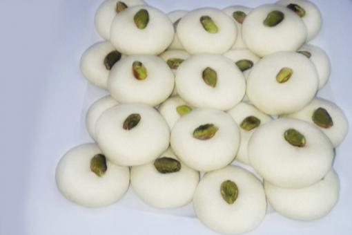 غُريْبة بالفستق