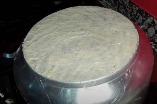 ورقة البسطيلة أو الديول في البيت فوق الكسكاس مقلوب