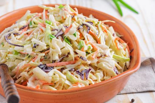 سلطة الملفوف والجزر بالمايونيز