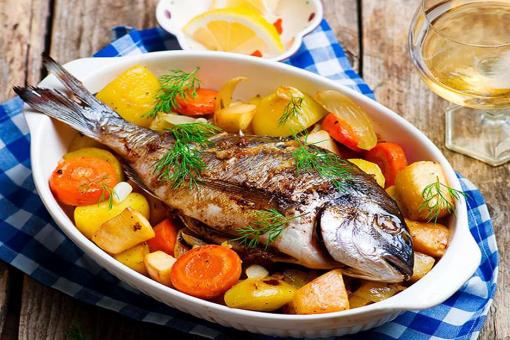 سمك المرجان بالخضار في الفرن