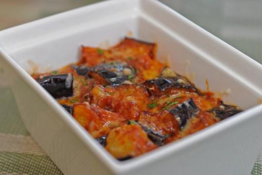 صينية مسقعة الباذنجان بالسجق