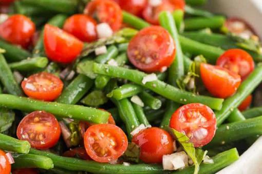 سلطة الفاصوليا الخضراء بالطماطم