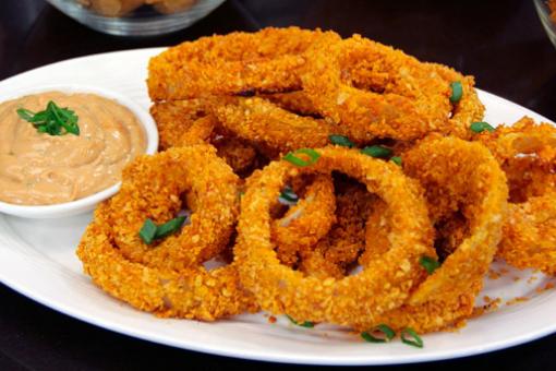 حلقات البصل المشوية في الفرن