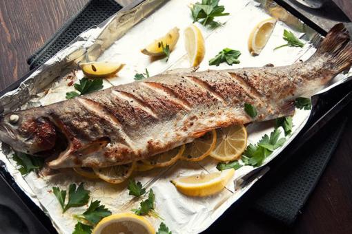 طريقة عمل سمك السلمون المشوي بالفرن